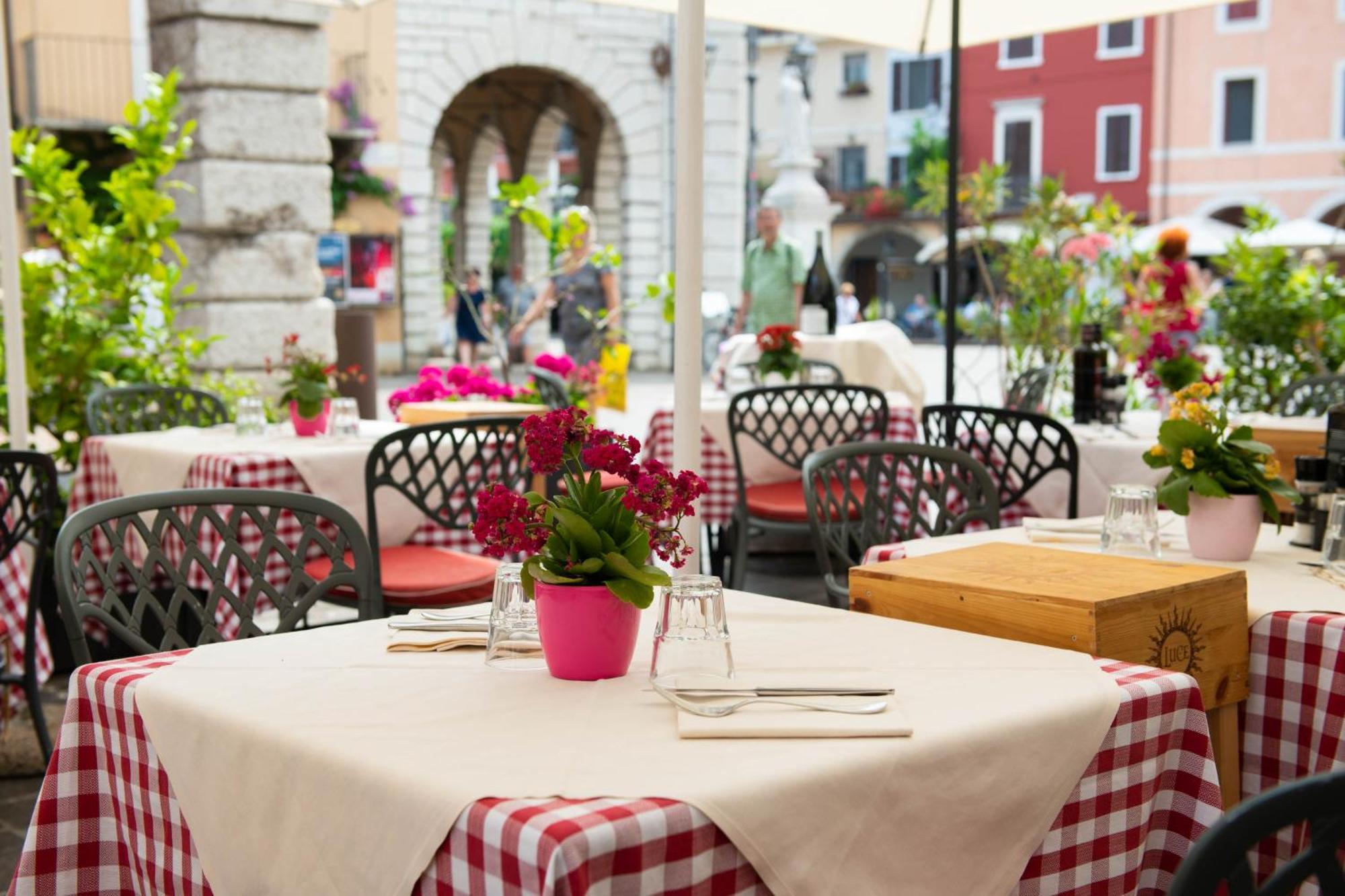 Alessi Hotel Trattoria Desenzano del Garda Luaran gambar
