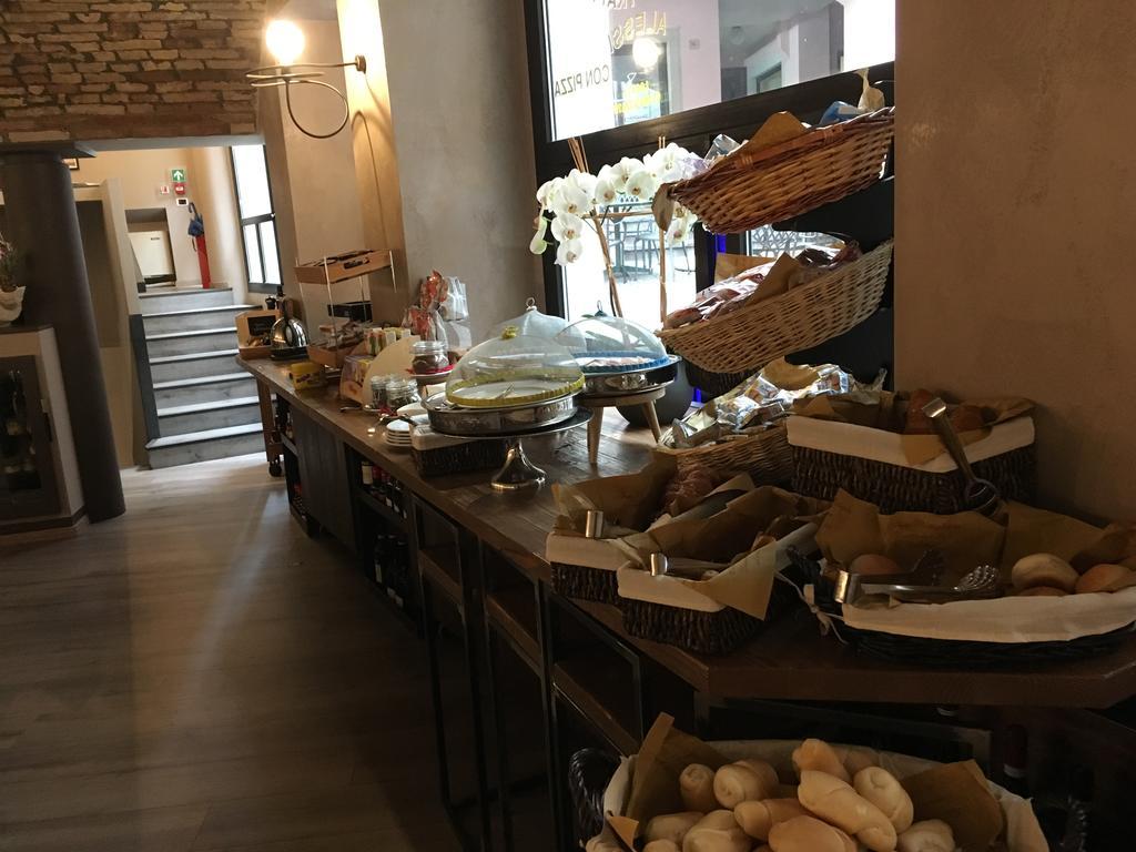 Alessi Hotel Trattoria Desenzano del Garda Luaran gambar