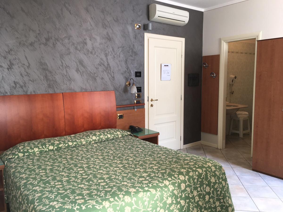 Alessi Hotel Trattoria Desenzano del Garda Luaran gambar